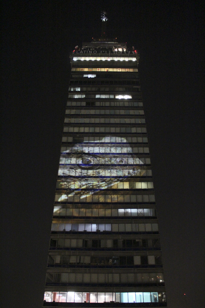 Se proyectan imágenes en Torre Latino. Foto: Luis Barron/SinEmbargo