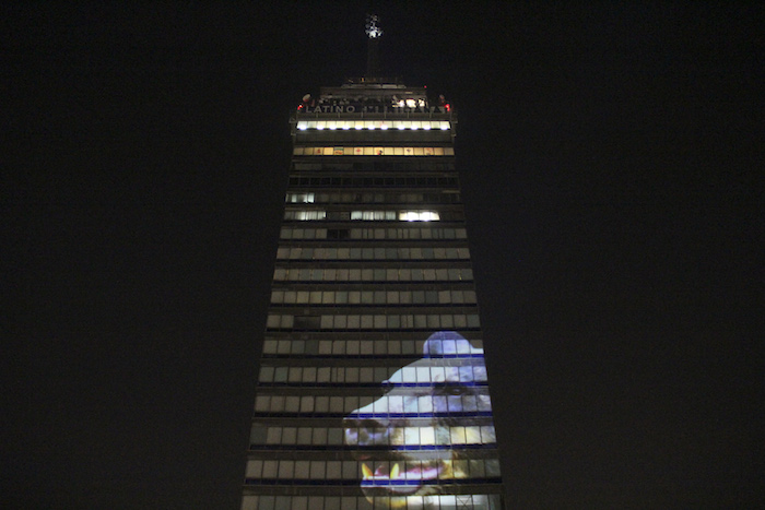 Se proyectan imágenes en Torre Latino. Foto: Luis Barron/SinEmbargo