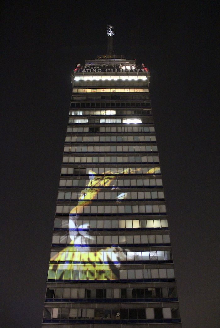 Se proyectan imágenes en Torre Latino. Foto: Luis Barron/SinEmbargo