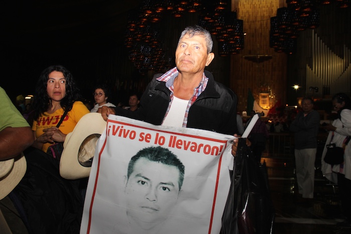 Familiares de los normalistas en su arribo a la Básilica. Foto: Luis Barrón, SinEmbargo