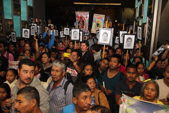 Padres de familia en su llegada a la Basílica de Guadalupe. Foto: Luis Barrón, SinEmbargo