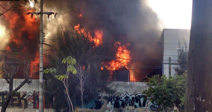 Bomberos Sofocaron Las Llamas Que Consumieron La Fabrica Foto Especial