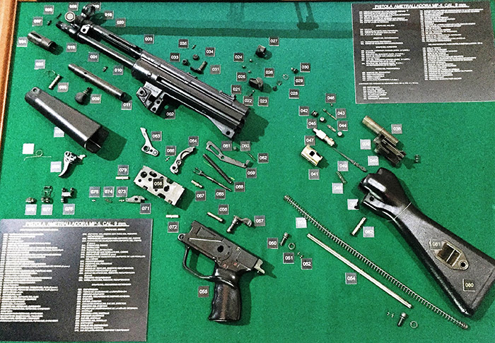 Subametralladora Mp También Fabricada Por Heckler Koch El Arma Desarticulada Está Exhibida En El Museo Del Ejército En El Centro De La Ciudad De México Foto Sinembargo Humberto Padgett