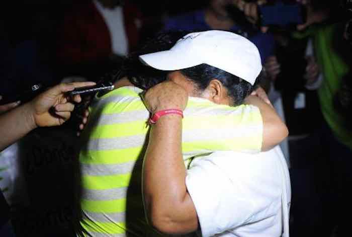 Madre E Hija Un Abrazo Después De Ocho Años Foto Blog Expediente