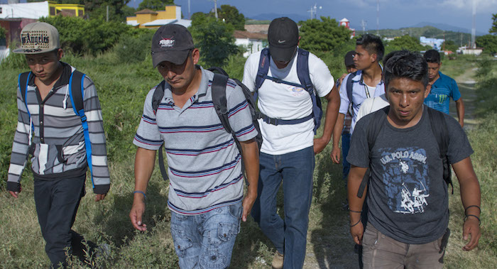 El periodista Dane Schiller escribe en el diario fronterizo que esta práctica consiste en que una banda le roba a otra rival a los migrantes que ha transportado desde sus países de origen por todo México. Foto: Cuartoscuro