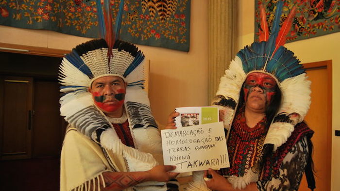 Natanael Vilolharva y Valdelice Veron, líderes indígenas Guaraní Kaiowá de Brasil defienden el derecho a la demarcación de sus tierras. Foto: Luna Gámez/ElDiario.es