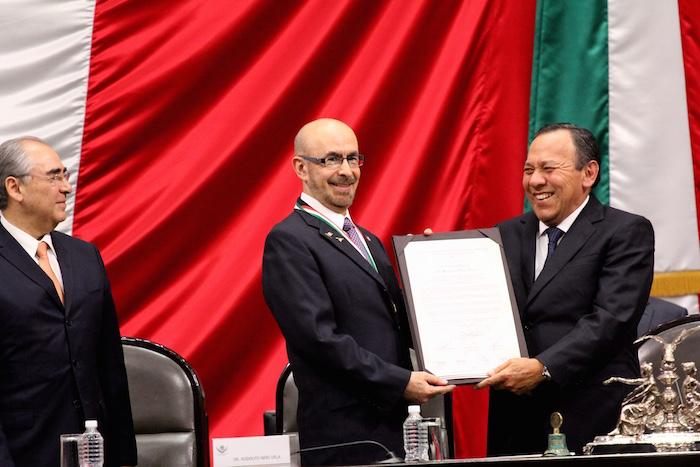 La Cámara de Diputados otorgó la Medalla al Mérito Cívico "Eduardo Neri y Constituyentes de 1913" al astronauta mexicano Rodolfo Neri Vela. Foto: Luis Barrón, SinEmbargo.