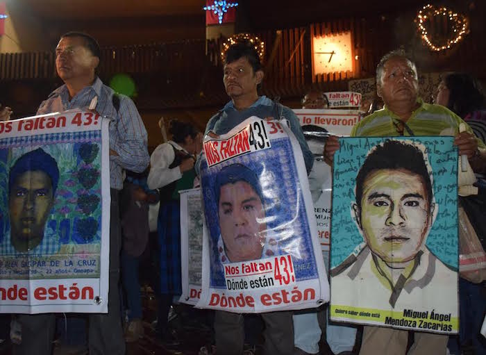 Padres de los normalistas llegan a la Basílica con las fotos de hijos desaparecidos hace ya 15 meses. Foto: Valentina López, SinEmbargo