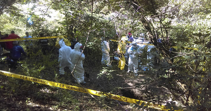 En el fondo de una barranca de 500 metros, fueron rescatados nueve cuerpos completos, ocho semicalcinados y restos óseos diversos, confirmando que, en una primera evaluación son al menos 19 personas, “pero pueden ser más”. Foto: Cuartoscuro/Archivo