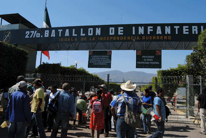 Padres de los 43 y manifestantes intentaron ingresar al cuartel del Ejército en Iguala. Foto: Cuartoscuro