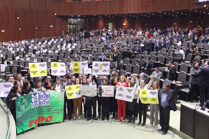 Los Legisladores Que Se Opusieron a La Reforma Al Pensionissste Realizaron Diversas Protestas Durante La Sesión De Este Martes Foto Luis Barrón Sinembargo