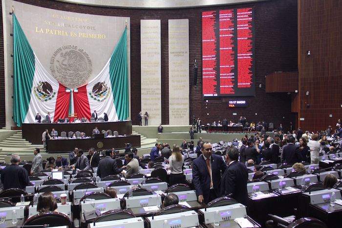 Legisladores analizan la reforma política del DF ante un ambiente de poca atención y ausentismo. Foto: Luis Barrón, SinEmbargo