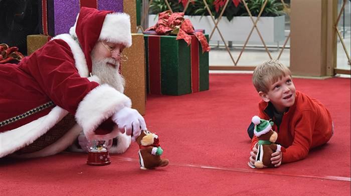 Un Papá Noel Juega Con Niño Autista Y Se Viraliza En Redes Sociales Foto Especial