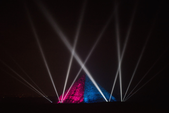 La Pirámide De Menkaura Es Iluminada Durante La Celebración Del Año Nuevo En Giza Egipto Foto Xinhua