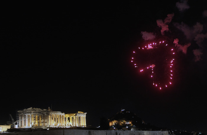 Fuegos Artificiales Explotan Durante La Ceremonia Para Celebrar El Año Nuevo En Atenas Grecia Foto Xinhua