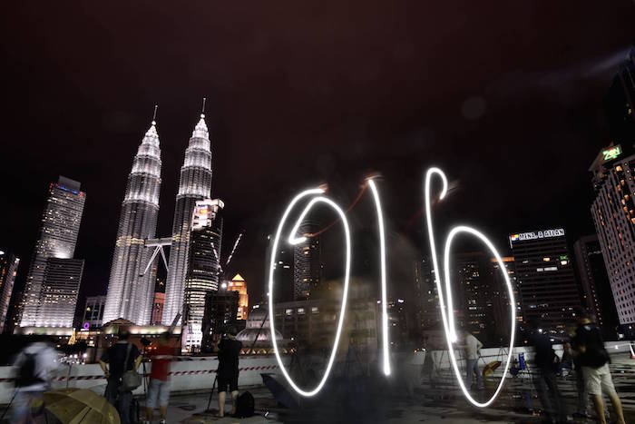 Un Fotógrafo Toma Una Imagen De Pintura Con Luz Para Marcar La Llegada Del Año Nuevo En Kuala Lumpur Malasia Foto Xinhua