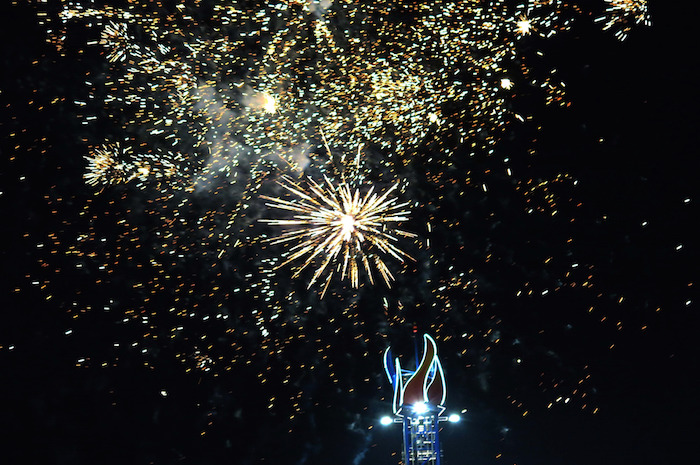 Fuegos Artificiales Iluminan El Cielo Sobre Un Parque Público Para Celebrar El Año Nuevo En Bagdad Irak Foto Xinhua