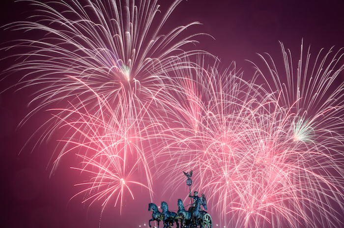 Fuegos Artificiales Iluminan El Cielo Sobre La Puerta De Brandeburgo Durante La Celebración Del Año Nuevo En Berlín Alemania Foto Xinhua