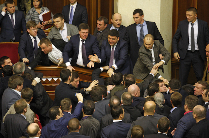 Los diputados de la Rada Suprema de Ucrania volvieron a protagonizar hoy una pelea. Foto: Xinhua 