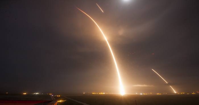 El Cohete De Spacex Retorna Con éxito a La Tierra Tras Poner Varios Satélites En órbita Foto Efe