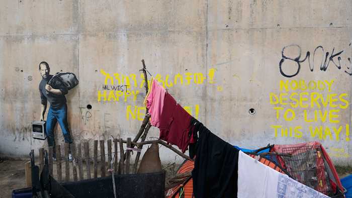 Obra Atribuida a Banksy En Calais Titulada El Hijo De Un Inmigrante Sirio Foto Banksy