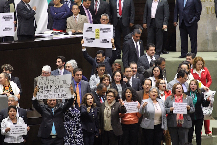 Entre Consignas no a La Reforma Y Acusaciones De vende Patrias Se Avaló Hoy En Diputados La Reforma Al Pensionissste Foto Luis Barrón Sinembargo