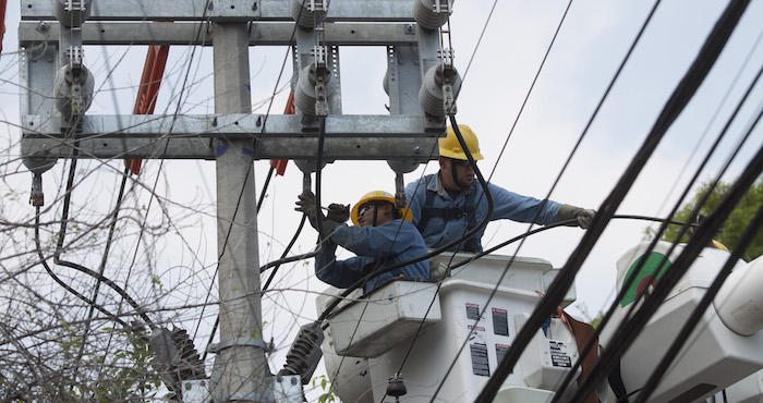 Trabajadores De La Cfe Trabajan Desde El Domingo Para Restablecer El Servicio De Electricidad Foto Cuartoscuroarchivo