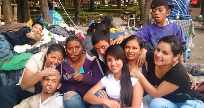 Jóvenes Universitarios En Trabajo Comunitario Con Las Poblaciones Callejeras De Ciudad De México seguimos Acompañando Acciones Solidarias Y De Acompañamiento Educativo a Través De Iniciativas Profesionales De Univeritarixs Dispuestos a Transformar Otras Miles De Miradas Y a Promover El Cambio Cultural Fotografía Tomada De La Página En Facebook De El Caracol Y Usada Con Permiso