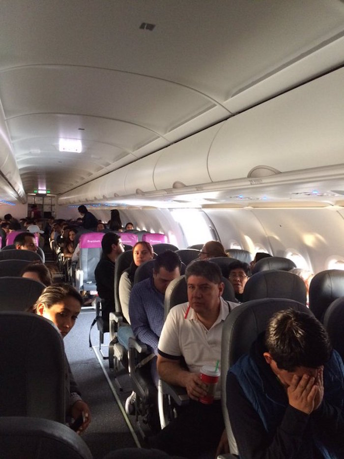 De acuerdo con Volaris, un sujeto hizo una amenaza de bomba. Foto: Twitter vía @cartuzo.