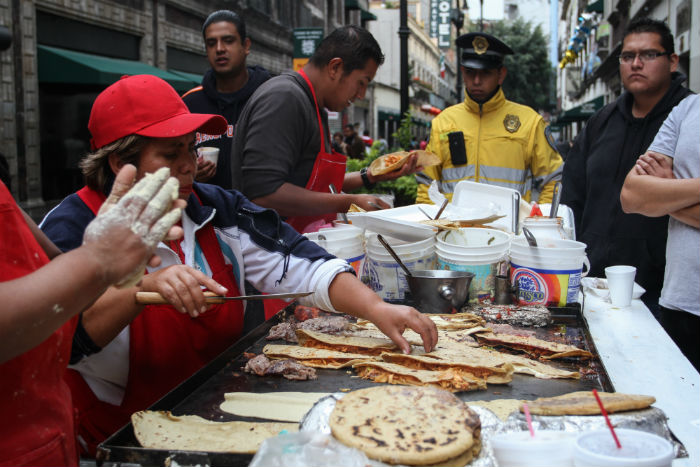 Comer en la calle es una tendencia mundial, pero en México, es una medida que muchos trabajadores se ven obligados a adoptar. Foto: Cuartoscuro