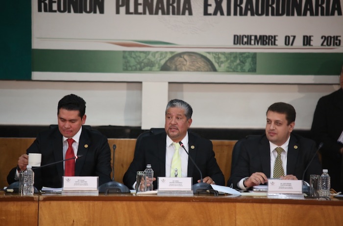 César Cravioto Romero, coordinador de los diputados de Morena en la Asamblea Legislativa del Distrito Federal, expuso que el Jefe de Gobierno capitalino, Miguel Ángel Mancera Espinosa, y el Presidente de la República, Enrique Peña Nieto, guardan una responsabilidad al guardar silencio y no delegar esta designación de constituyentes a la ciudadanía.  Foto: Francisco Cañedo, SinEmbargo