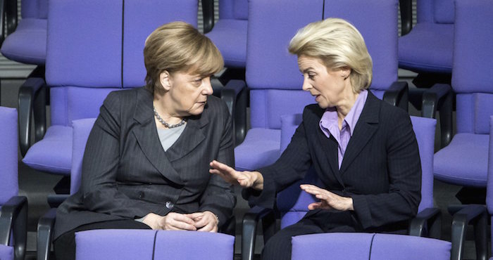 La Canciller Alemana Angela Merkel Conversa Con Su Ministra De Defensa Ursula Von Der Leyen Durante La Tercera Lectura Del Debate Sobre El Envío De Una Misión Militar Contra El Estado Islámico ei En Siria Foto Efe