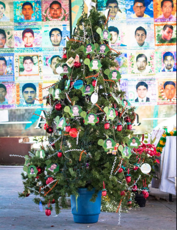 Arbol navideño de la Normal Rural Raúl Isidro Burgos. Foto: Twitter. 