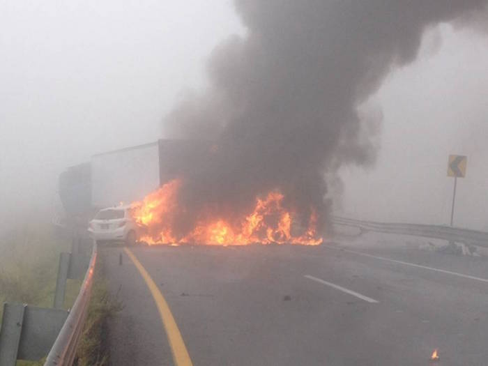 Las Primeras Versiones Indican Que Una Camioneta Se Impactó Contra Un Tráiler Que Comenzó a Incendiarse Foto Especial