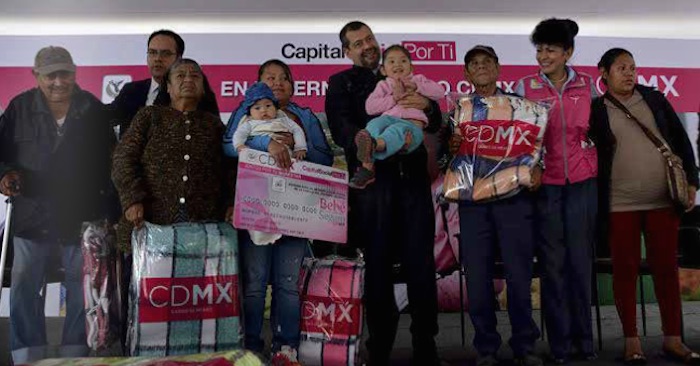 El Gobierno De La Ciudad De México Convocó a Las Personas De Escasos Recursos a La Celebración De Navidad En El Zócalo Capitalino Foto ivan texta