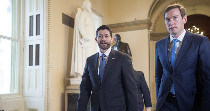 El Presidente De La Cámara De Representantes De Eu Paul Ryan Camina Junto a Su Portavoz Brendan Buck En El Capitolio De Washington Foto Efe