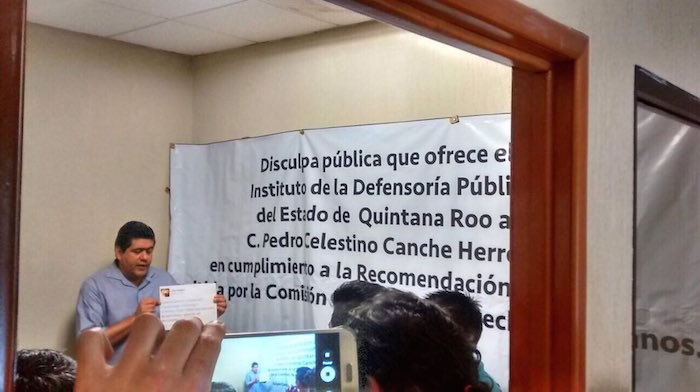 El funcionario en el acto en que ofreció una disculpa a Pedro Canché. Foto: Vía Twitter @pedrokanche 