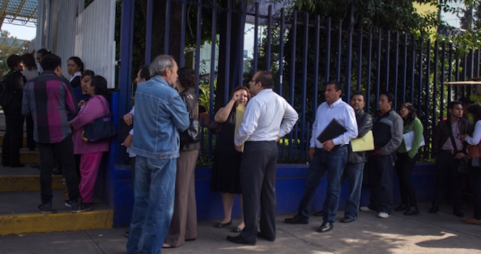 Fila De Mexicanos Buscando Un Empleo Foto Cuartoscuro