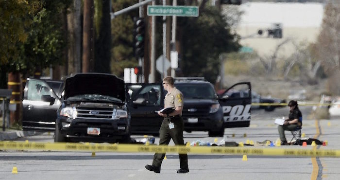 Un Agente De Policía Recoge Pruebas Junto Al Vehículo Con El Que Intentó Huir La Pareja Presuntamente Responsable Del Tiroteo En San Bernardino Estados Unidos Foto Efe