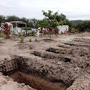 En la Tierra Caliente, los padres entierran a sus hijos. Fosas abiertas en el panteón de Apatzingán