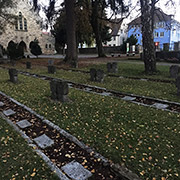 Estela de la?pidas de algunos de los judi?os muertos en la región durante el final de la Segunda Guerra Mundial