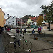 Las escuelas en esta parte de Alemania no requieren de cercas. En el recreo, los niños juegan en una plaza púlica