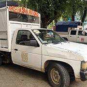 El transporte público en Arcelia consiste en una flotilla de camionetas apenas acondicionadas para que los pasajeros viajen en la caja trasera