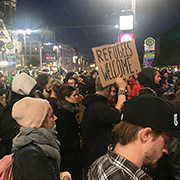 Muchachos alemanes se pronuncian a favor de los refugiados y se oponen a las manifestaciones neofascistas