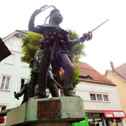 Escultura de un niño con un arma de juguete, en Oberndorf am Neckar