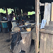 Cocina tradicional en la Sierra de Guerrero, donde el ejército mexicano ha utilizado el rifle G3 de Heckler & Koch desde los años 70