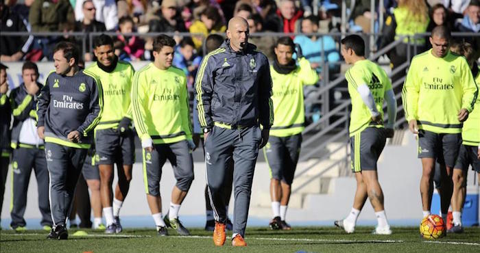 El Nuevo Entrenador Del Real Madrid El Técnico Francés Zinedine Zidane c Dirige Su Primer Entrenamiento Al Frente Del Conjunto Blanco En La Ciudad Deportiva De Valdebebas Y a Puerta Abierta En El único Entrenamiento Del Año Que Puede Verse Al Completo Foto Efe