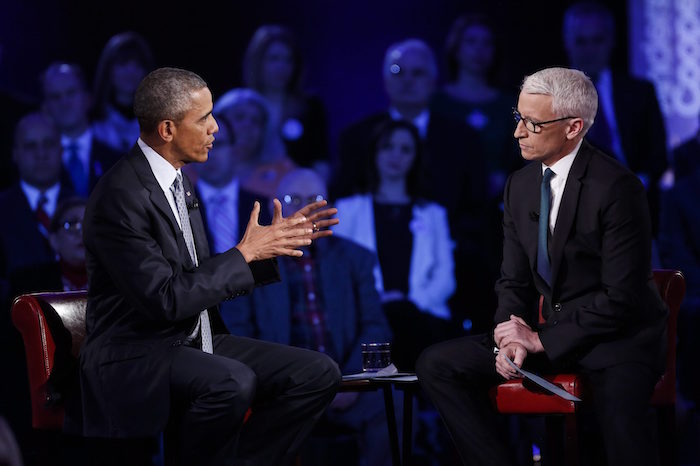 El Presidente estadounidense, Barack Obama, habla con el periodista de CNN Anderson Cooper. Foto: EFE