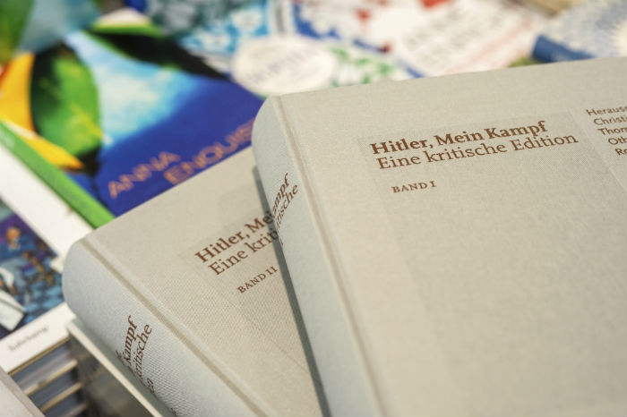 "Mi lucha" de Hitler vuelve a las librerías alemanas, tras setenta años Copias de la edición crítica de "Hitler, Mein Kampf" son expuestos sobre una mesa durante una conferencia de prensa en Múnich. Foto: efe