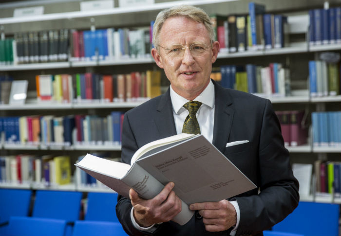 El historiador Christian Hartmann posa con la edición crítica de "Hitler, Mein Kampf". Foto: efe